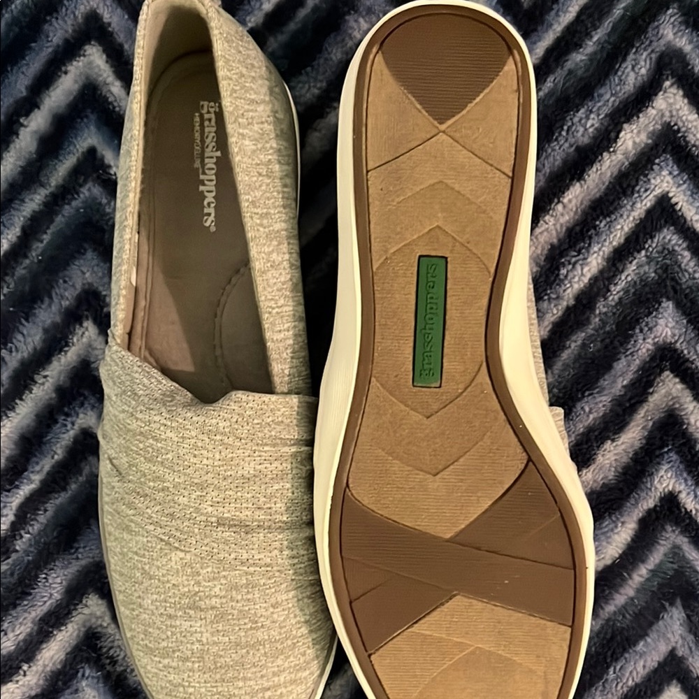 Grasshoppers Cream Flats Comfortable Slip-On Loafers - Picture 3 of 4